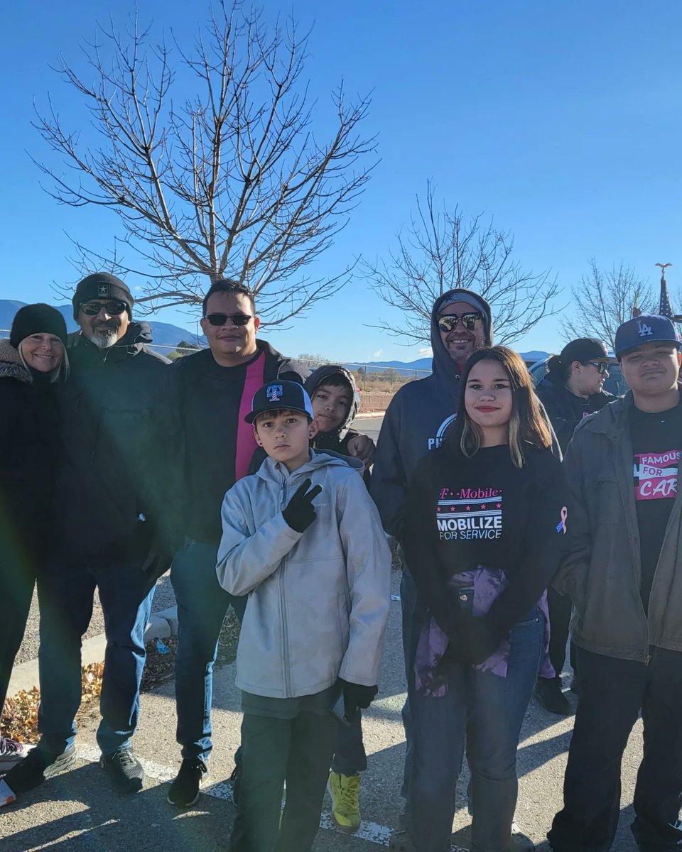 Jessicawynn20's tweet photo. Great morning walking in the Albuquerque Veterans Parade. Thank you to all who have served. #Mobilizeforservice #BeYou @JKalena123 @rulesshmules @JGarrett505 🇺🇸 https://t.co/3AChVb6vDz