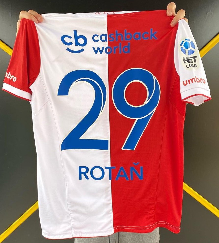 [22.] Oryginalna koszulka meczowa Slavii Praga 🇨🇿 z sezonu 2017/2018 podpisana przez piłkarzy. Należała do Rusłana Rotania - aktualnego selekcjonera reprezentacji Ukrainy U-21, z którą awansował na przyszłoroczne mistrzostwa Europy. Cena wywoławcza 700 zł. Termin: piątek 14:00.