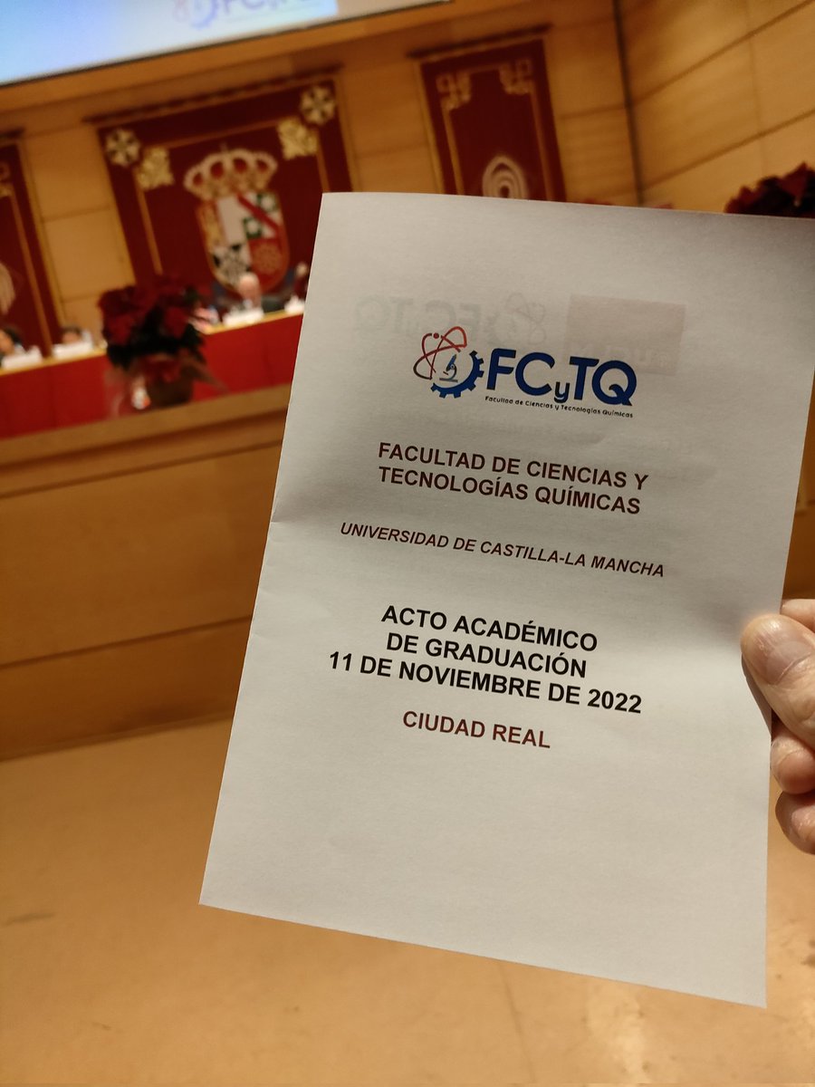 Hoy se gradúan mis niñas y mis niños del covid. Dar esas clases de Inorgánica 2, fue mi vacuna en esos días interminables.
¡Gracias!
Buenas noches y buena suerte.
<a href="/FCTQ_uclm/">Facultad CyT Químicas</a>
