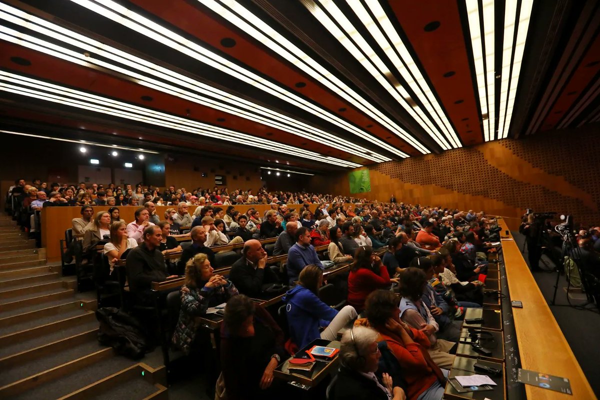 colloquewright's tweet photo. Le public est venu en grand nombre assister à la toute dernière conférence du 20ème @colloquewright pour la science "Les cinq éléments". Pour ce dernier soir, le Prof. Nick Lane nous offre un voyage vers l' origine de la vie.
#colloquewright #sciences #vie https://t.co/LsOiRCn2Ut