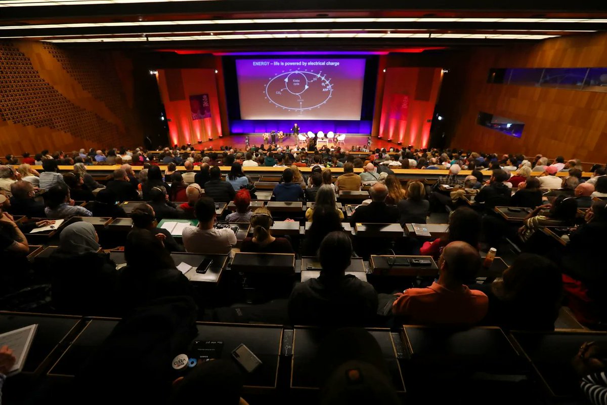 colloquewright's tweet photo. Le public est venu en grand nombre assister à la toute dernière conférence du 20ème @colloquewright pour la science "Les cinq éléments". Pour ce dernier soir, le Prof. Nick Lane nous offre un voyage vers l' origine de la vie.
#colloquewright #sciences #vie https://t.co/LsOiRCn2Ut
