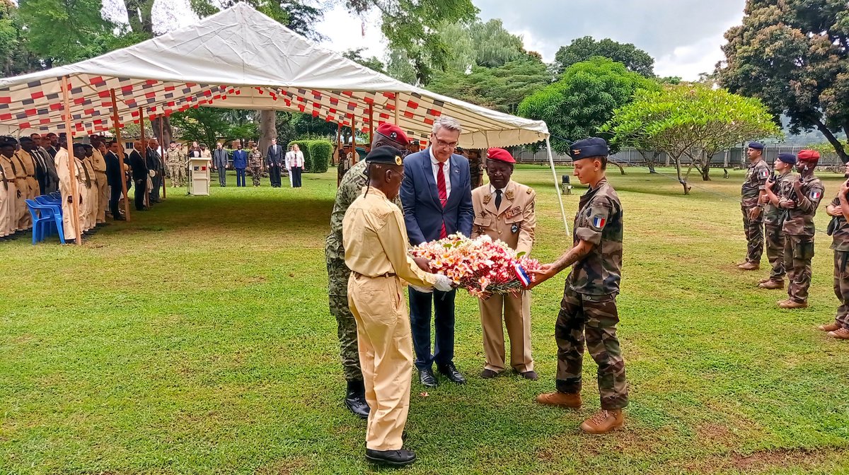 FranceBangui's tweet photo. La France et la Centrafrique ont commémoré l'Armistice ce 11 novembre à la résidence de France et ont rendu hommage aux soldats tombés lors de la Grande Guerre de 1914-1918. https://t.co/qZV1DmPxTe
