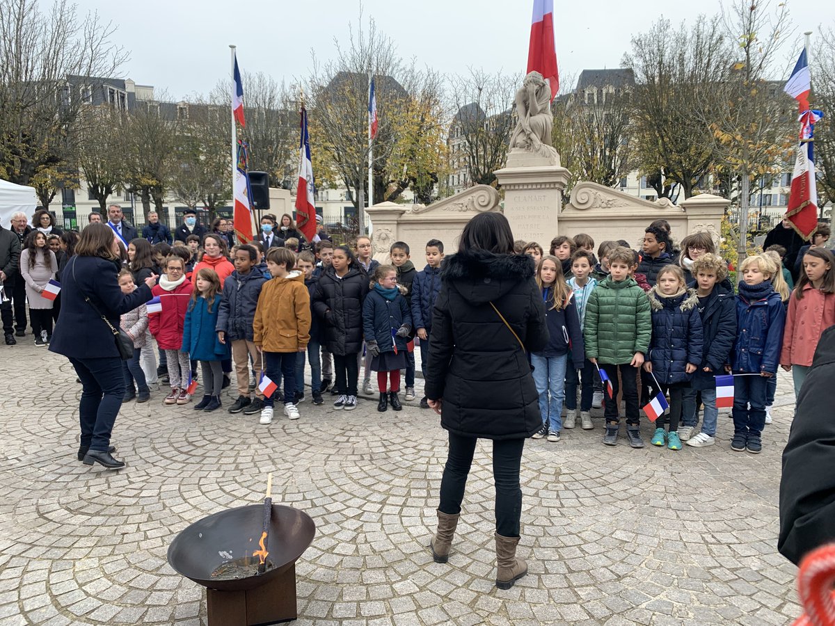 #11novembre à #Clamart, les Clamartois et leurs représentants honorent la mémoire des soldats morts pour la France. Alors que la paix pourrait nous échapper, <a href="/JLBourlanges/">Jean-Louis Bourlanges</a> nous partage la seule manière de la préserver: la fidélité à la République, à nos valeurs et à nos alliances