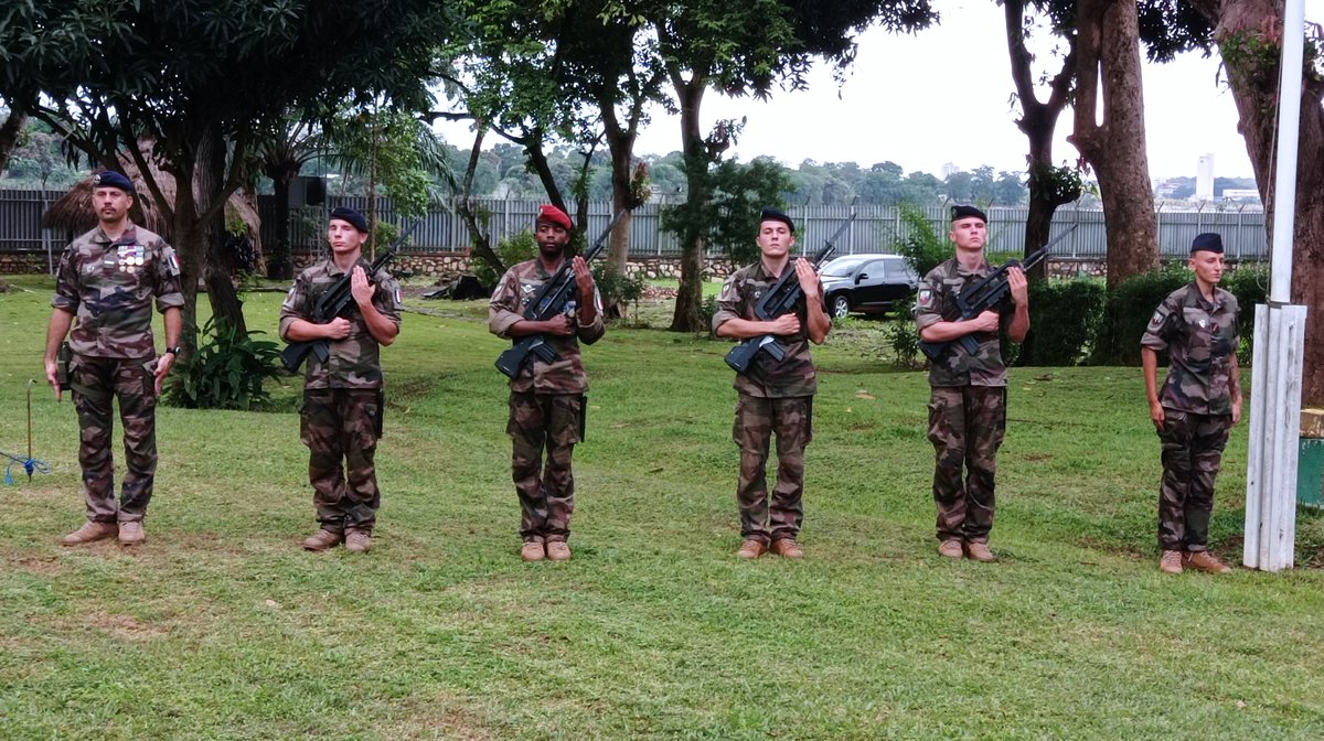 FranceBangui's tweet photo. La France et la Centrafrique ont commémoré l'Armistice ce 11 novembre à la résidence de France et ont rendu hommage aux soldats tombés lors de la Grande Guerre de 1914-1918. https://t.co/qZV1DmPxTe