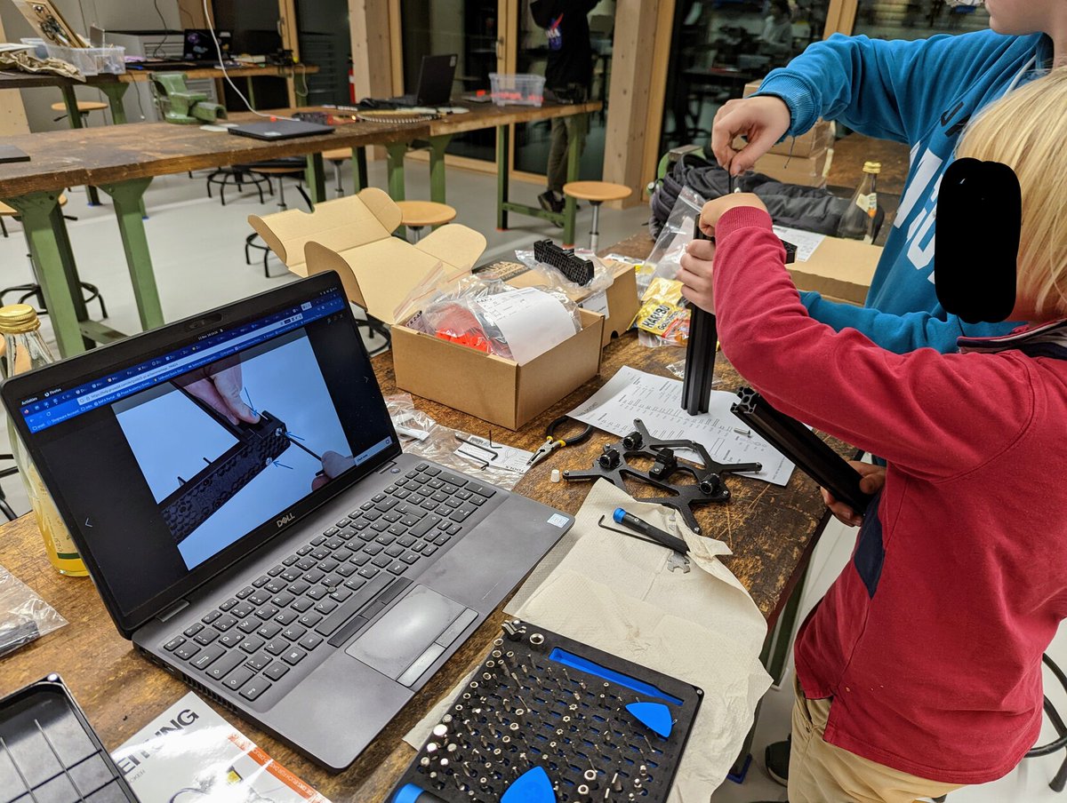 Ihr könnt euch an den 3D Drucker erinnern? Der war für die Junghacker von den Mint Labs und wird heute natürlich auch gleich von den Junghackern zusammengebaut 😍