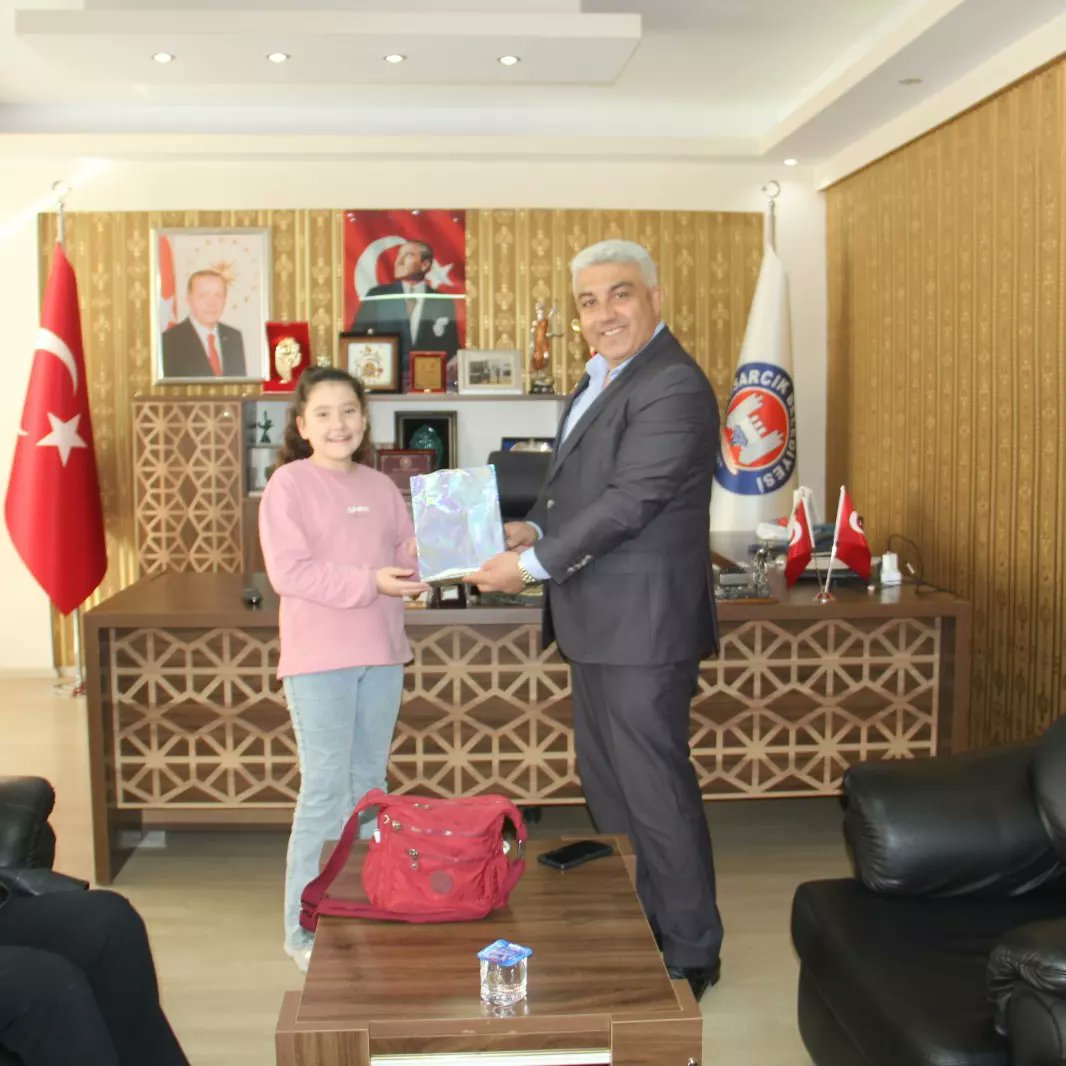 Almanya'dan gelen öğrencilerimizle  Belediye Başkanımız Sayın Fatih Çalışkan'ı ziyaret ettik. Almanya'da ilimizin, ilçemizin tanıtımının yapılmasına katkı sunacak  bir sürü hediyelerin alınmasına sponsor olan Sayın Fatih Çalışkan'a teşekkür ediyoruz <a href="/fatihcaliskan43/">Fatih ÇALIŞKAN</a> <a href="/kutahyamem/">Kütahya İl Millî Eğitim Müdürlüğü</a>