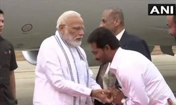 Chandu4TDP's tweet photo. @AndhraPradeshCM #జగన్ అన్న స్వాగతం ఇలా కదా పలికేది
పొరపాటున అలా పలికాడు ఏం పర్లేదు ఫ్లవర్స్
#బెయిల్ రద్దు చేయరు గా??
#EVMPM
#BailCM https://t.co/6saXUQlv9D