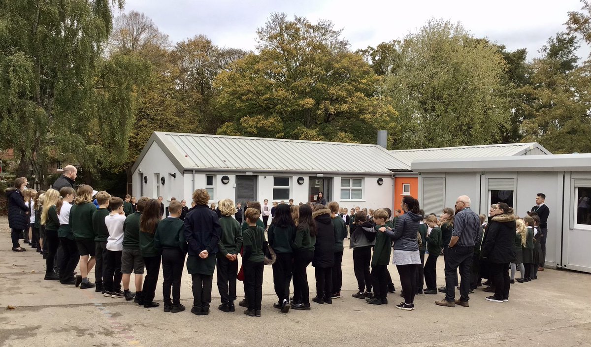 Wonderful respect shown today during the 2 minutes silence. We could hear the beautiful bugle playing by the War Memorial <a href="/aylshamchurch/">aylsham parish church</a> #WeWillRememberThem <a href="/DioceseNorwich/">Diocese of Norwich</a> <a href="/churchofengland/">The Church of England</a> @JustRegional <a href="/NorwichDDE/">Paul Dunning</a> @TACTrust