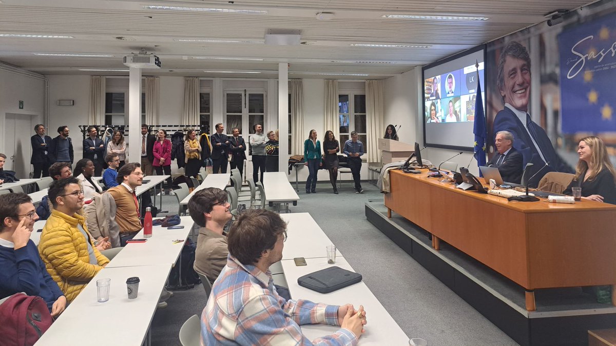 Surprise for the last class of professor Jean-Paul Jacqué, professeur de Droit institutionnel de l’Union européenne depuis 1980😍
Together with his former and current assistants, we are celebrating this milestone! 
C'était un plaisir et un honneur de vous avoir dans le dépt. POL!