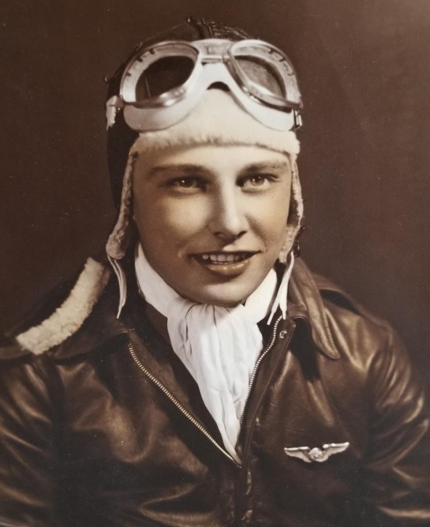 HollyLAndersen's tweet photo. Honoring my grandfather, Jerry Petska, Jr and all of our Veterans and their family’s today! At 17, he joined the air force fighting in WWII. Thank you for your selfless service to our great country!💗💗💗 #VeteransDay #VeteransDay2022 https://t.co/cdegU2ijGv
