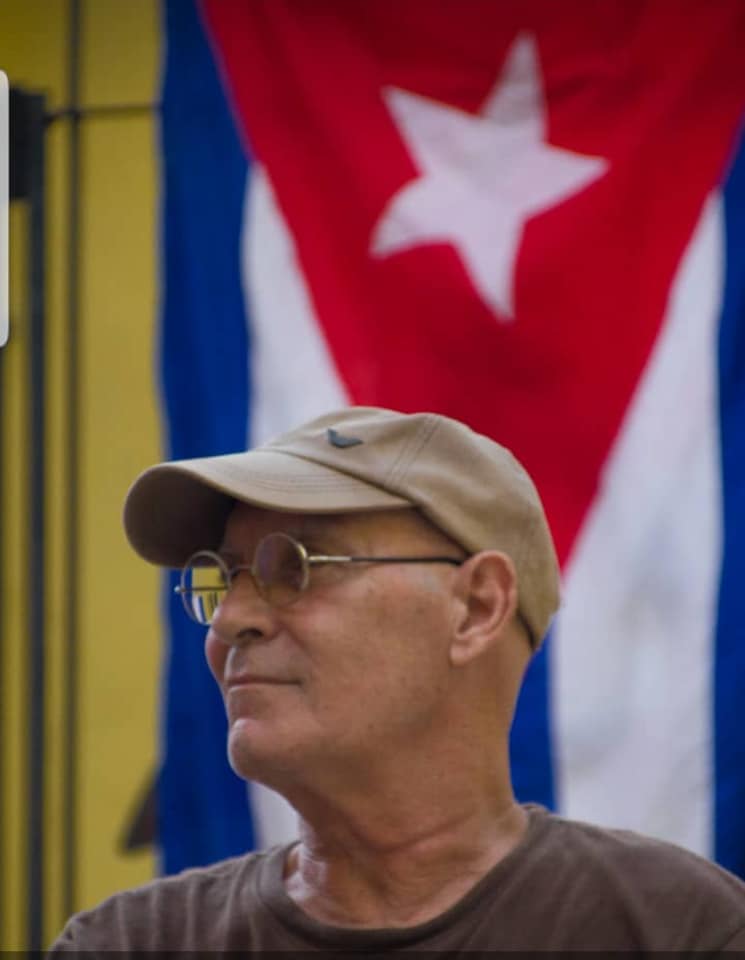 Hoy, en muchos lugares de #Cuba y más allá se celebra la vida del trovador Vicente Feliú, quien estuviera cumpliendo 75 años. Seguimos creyendo:
"Créeme
Cuando te diga que el amor me espanta
Que me derrumbo ante un te quiero dulce
Que soy feliz abriendo una trinchera
Créeme....."