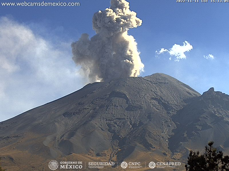 SkyAlertMx's tweet photo. En estos momentos (15:12 h) otra leve explosión del #Popocatépetl. https://t.co/CUwmUrUuRm