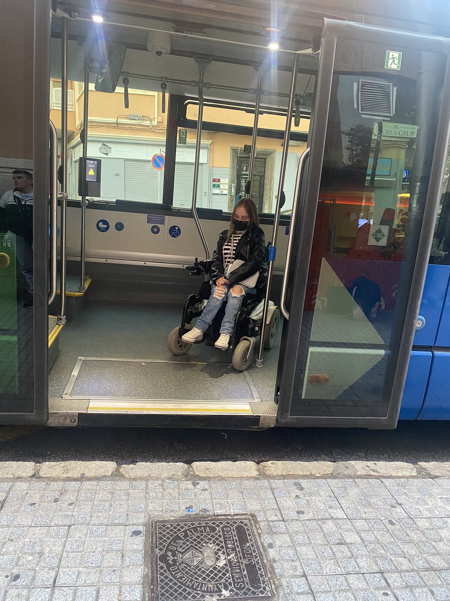 pilarbiayna's tweet photo. Hoy, 11 de noviembre ha vuelto a fallar la rampa de la línea 32, número de bus 593, a las 17:00 de la tarde.
¿Hasta cuando seguiremos así? ¿Hasta cuando tendremos que aguantar un transporte el cual se hace llamar inclusivo pero en realidad no lo es? @EMT_Palma @ajuntpalma https://t.co/SCYrFtppJD