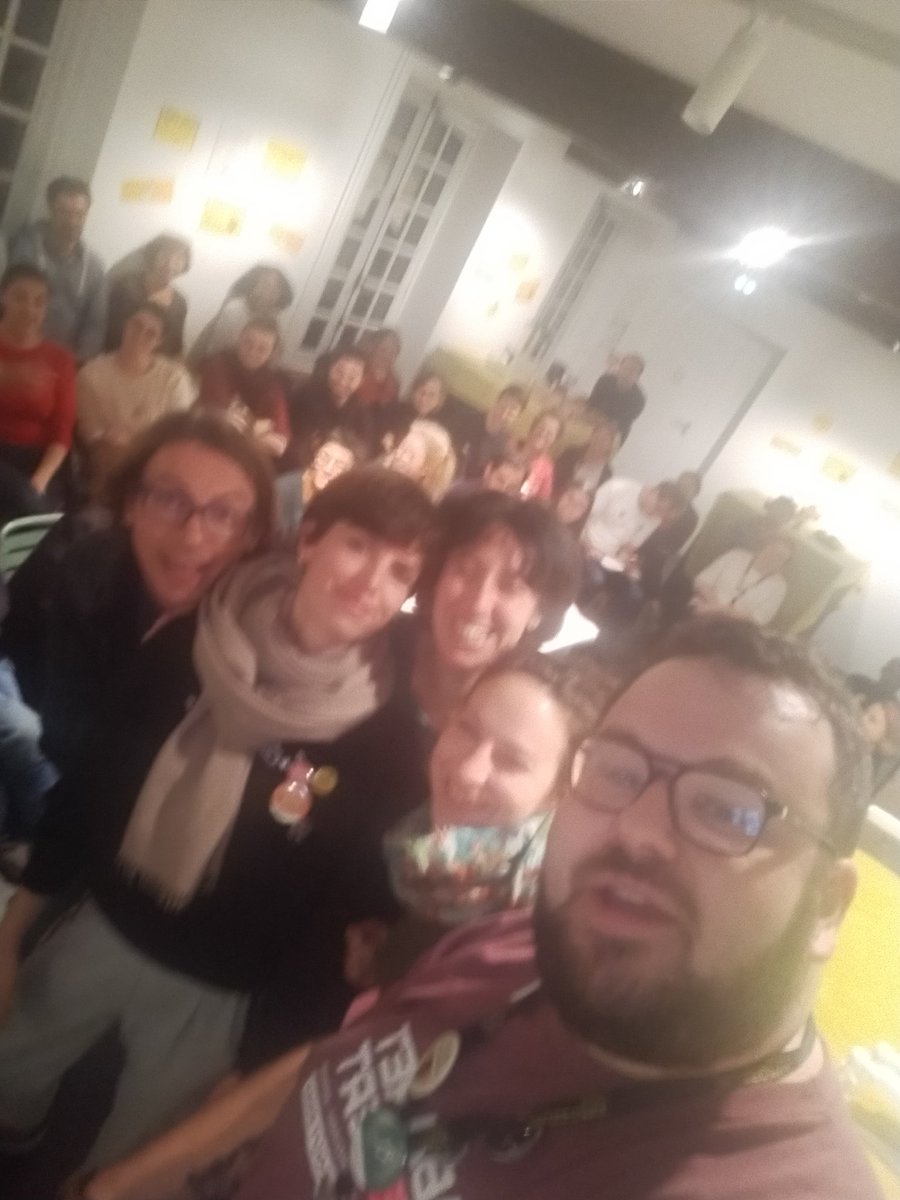 Pleiniere de folie pour  l'equipe
On a été aussi bon que la photo est floue 
<a href="/MuseedeVire/">Musée de Vire</a> <a href="/MuseomixNdie/">Museomix Normandie</a> 
#museomix #museomixNdie