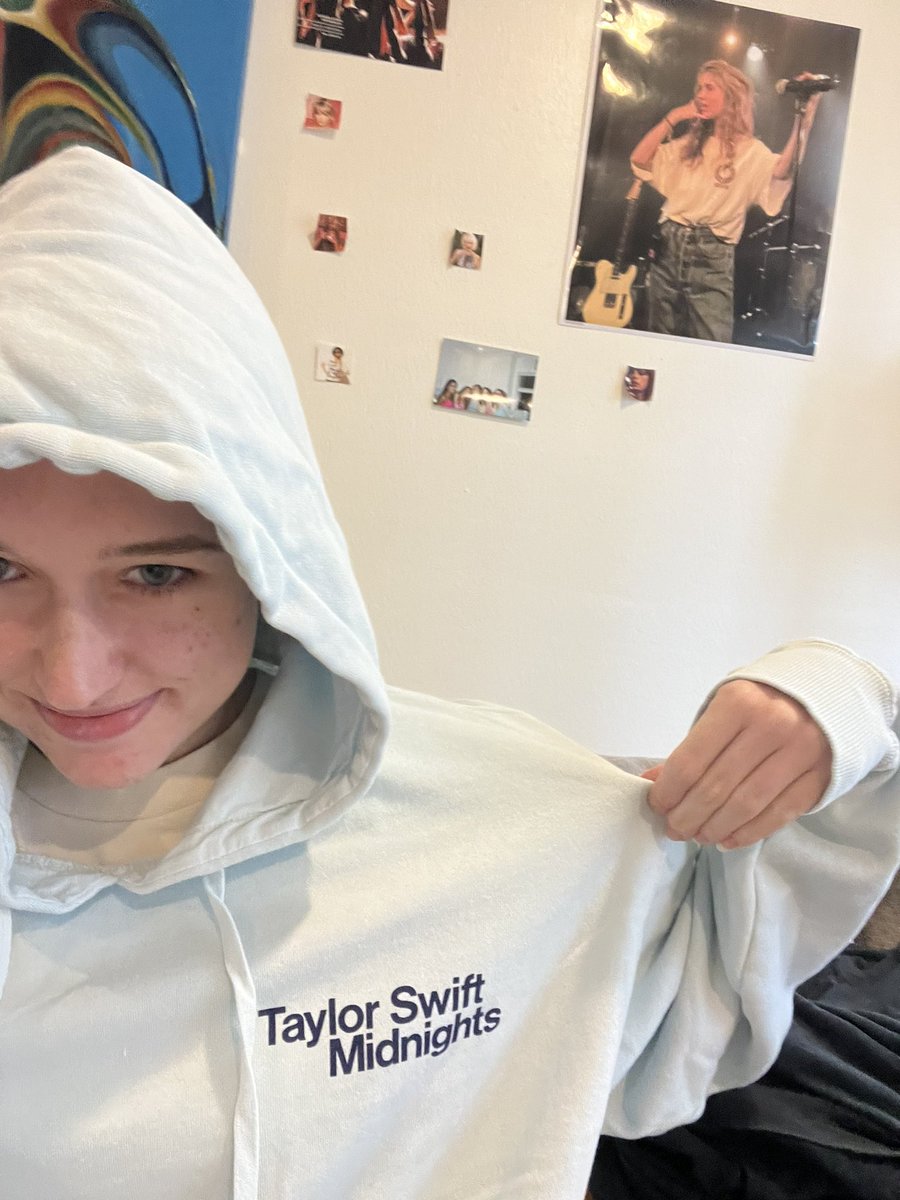 mirrorballmegan's tweet photo. Very happy I am @taylornation13 https://t.co/57V671OrKN