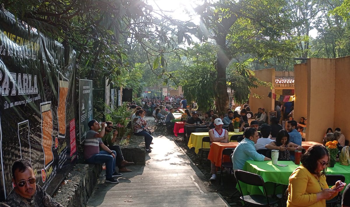 FGCMichoacan's tweet photo. Así se vivió la 1a Muestra #gastronómica y de #cervezaartesanal como parte de la extensión del Festival de Velas Uruapan y el #FGCMichoacán 
Muchas gracias a todos los productores de #cervezaartesanal #productoslocales #gastronomia #musicos 🎼🍻 https://t.co/YMTwOerWNi