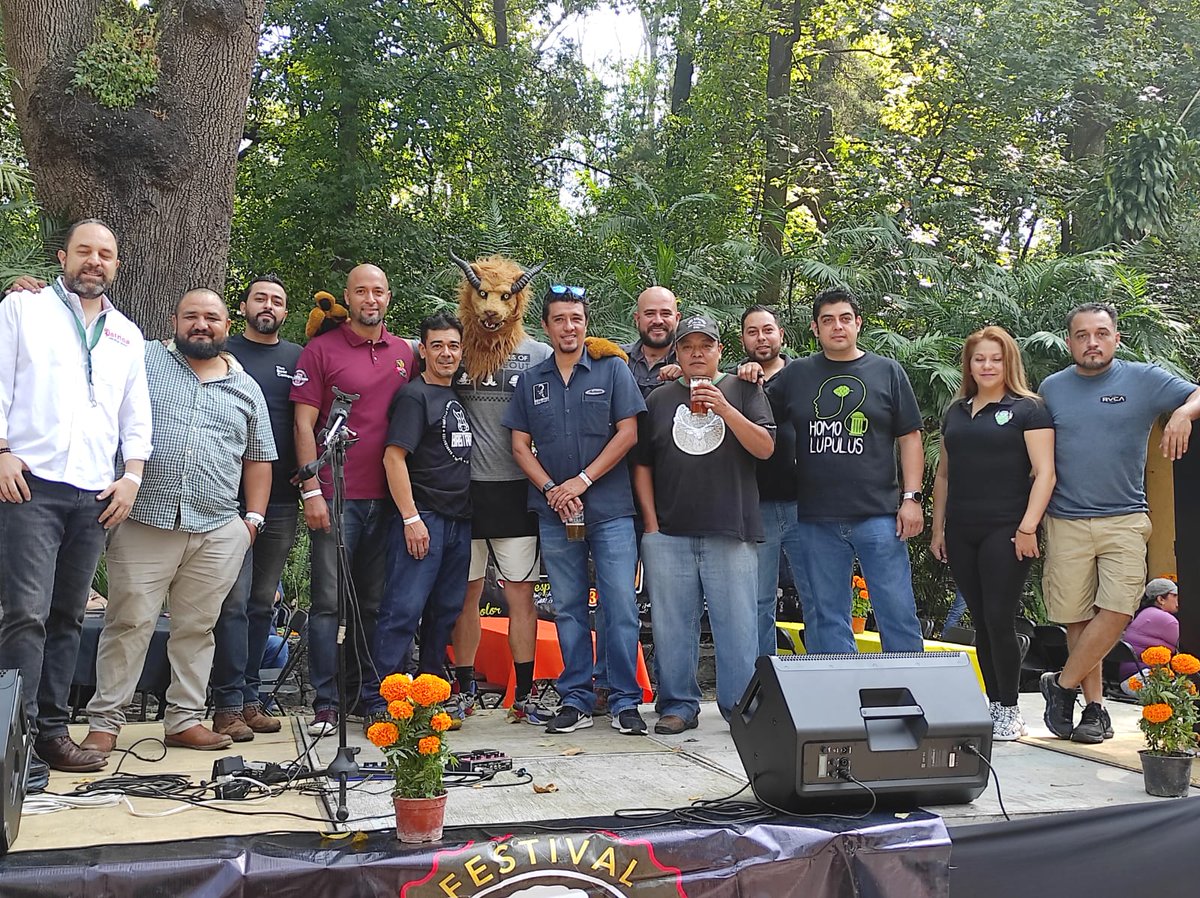 FGCMichoacan's tweet photo. Así se vivió la 1a Muestra #gastronómica y de #cervezaartesanal como parte de la extensión del Festival de Velas Uruapan y el #FGCMichoacán 
Muchas gracias a todos los productores de #cervezaartesanal #productoslocales #gastronomia #musicos 🎼🍻 https://t.co/YMTwOerWNi