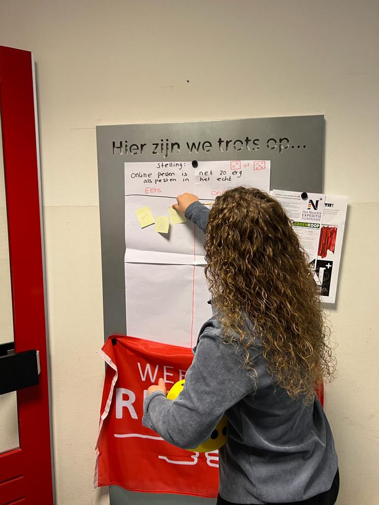 Vandaag hebben onze jongerenwerkers de #weekvanrespect afgesloten door stellingen te behandelen met jongeren van <a href="/NoordikVV/">CSG Het Noordik VV</a>. Jongeren en leraren kregen de kans om hun mening te geven op de stellingen. Interactief en leerzaam!