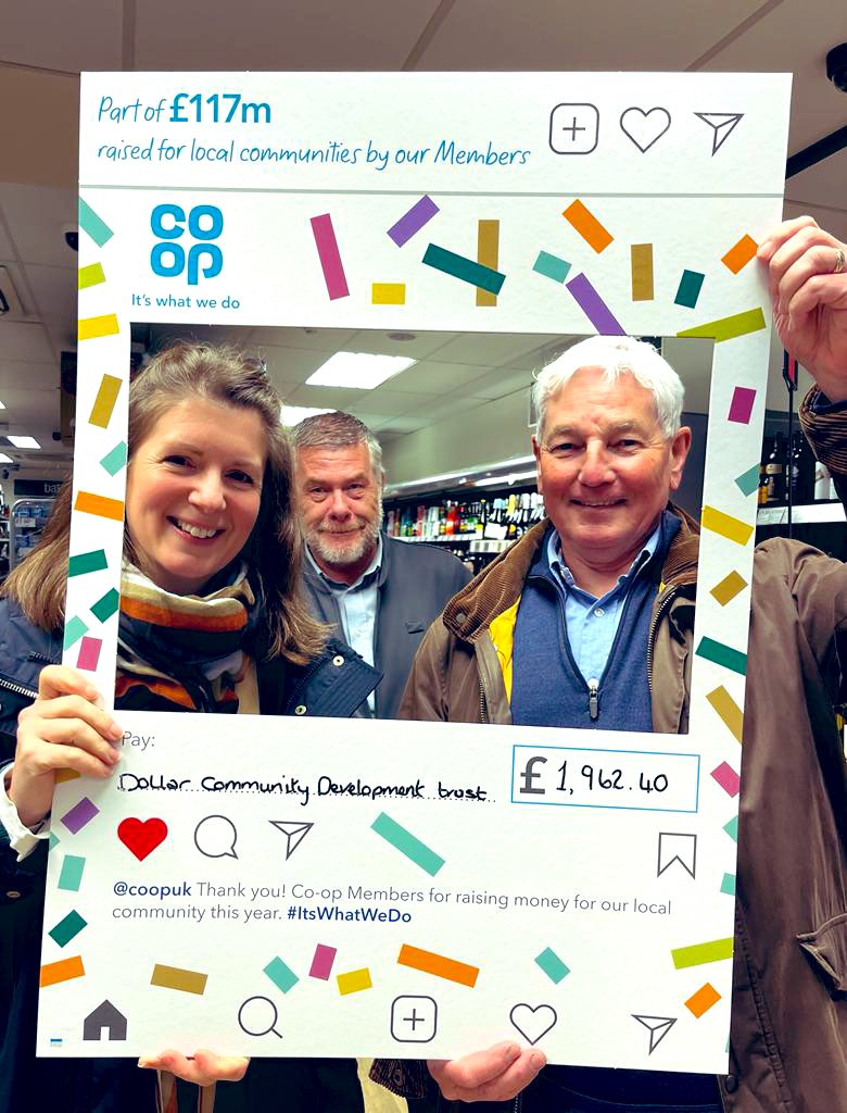 over to #Dollar for a
💥 PAYOUT CELEBRATION 💥
featuring a special guest 😂🐴
MP Donna (<a href="/Till1Community/">Empowering Hillfoots Communities</a> ) helped by TL Stewart &amp; Elaine presenting <a href="/EquiPowerRDA/">Equi-Power</a> &amp; <a href="/Dollar_CDT/">Dollar CDT</a> with ✨£1485.85✨ and ✨£1962.40✨ from our Local Community Fund 🥰💙 #ItsWhatWeDo <a href="/Tom_MPM/">Tom Copeland</a> @HMcNeil1990