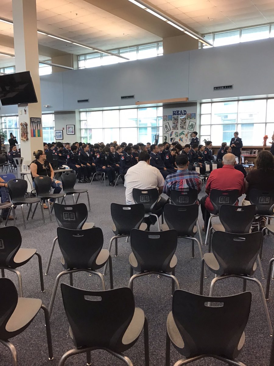 Rebecca32883353's tweet photo. Happy Veterans Day - John Jay ROTC and John Jay choir did an awesome job honoring our heroes 🎊🎉🎊🎉🎊🤩 https://t.co/nH2HOb1Ixs