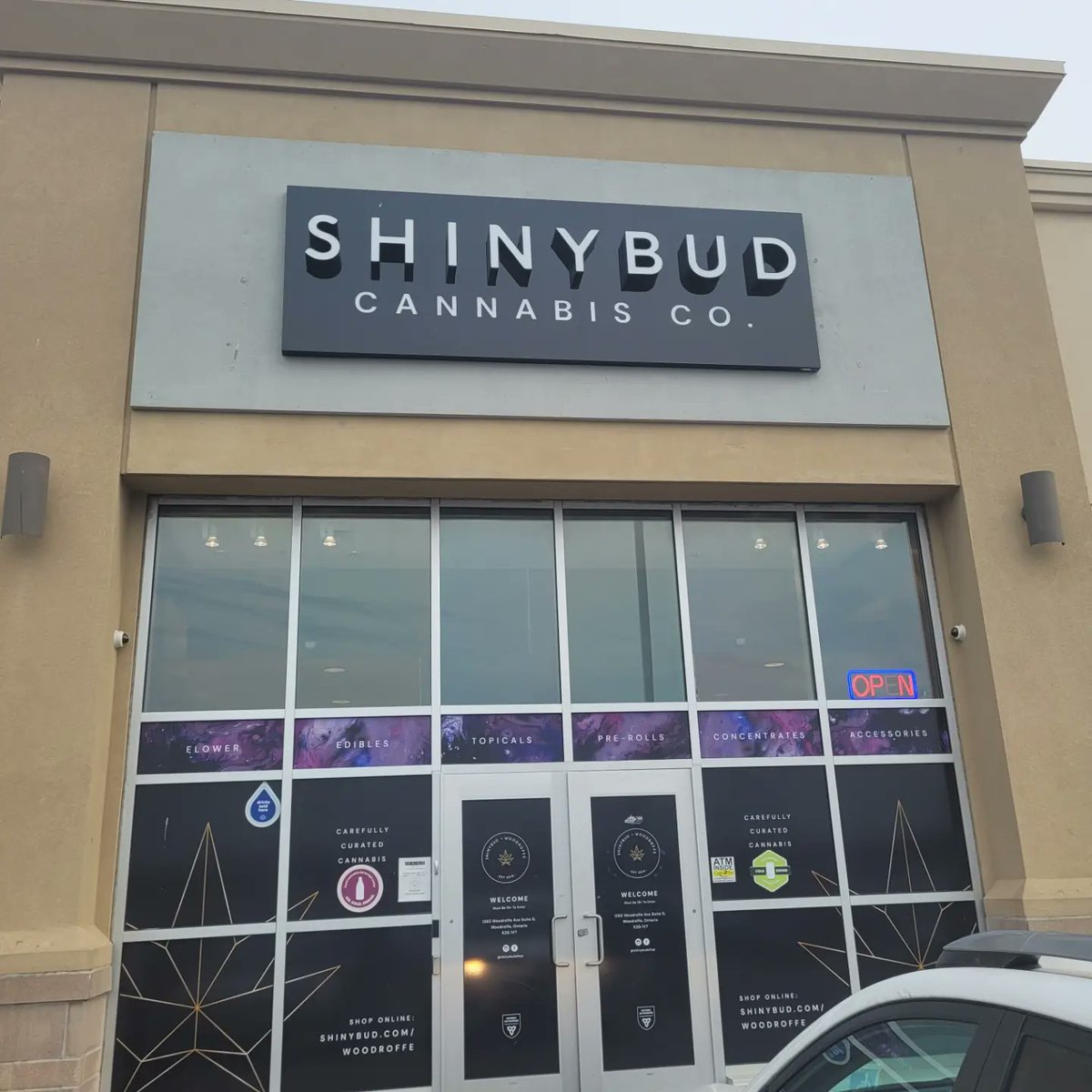 Doing some weekend or holiday shopping?
Be sure to stop by <a href="/shinybud/">Paul</a> at 1363 Woodroffe Ave (College Square) today and take advantage of special savings on <a href="/kookijars/">KookiJar</a> #ShowaseGiftBoxes!

We're here until 530 tonight! 

Limited time offer, so get here quick!

#TheClassOfStash