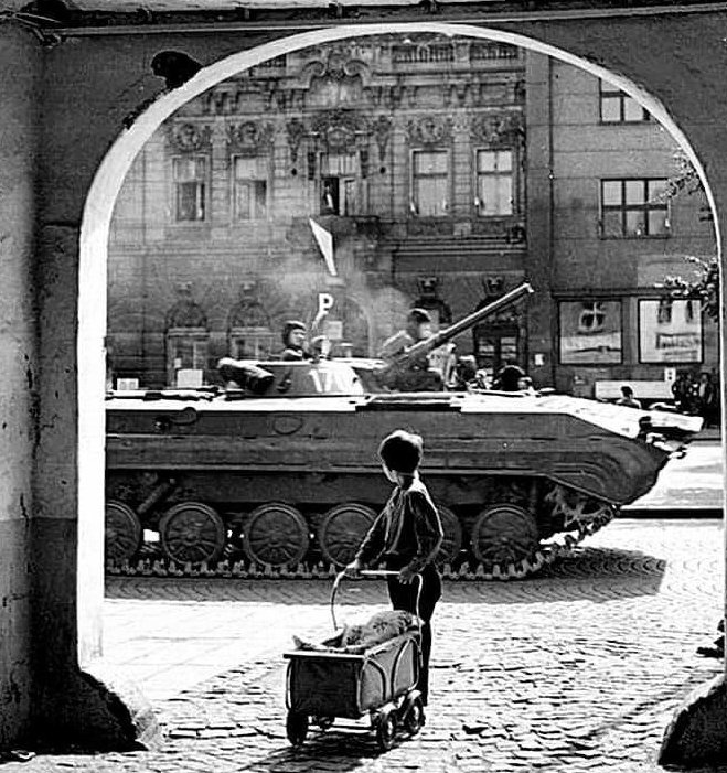 ruben_corella's tweet photo. #war #stopwar #mowars #noalaguerra #paz #pace #pacem #peace #chidren #inocents #photography #blackandwhitephotography #foto #child #noviolence #stopviolence #FreePalestine #freesahara #stopbombingtigray #Ukraine #Russia #RussianWarCrimes #bastaya #niños #niñas https://t.co/AAJqL2OPWj
