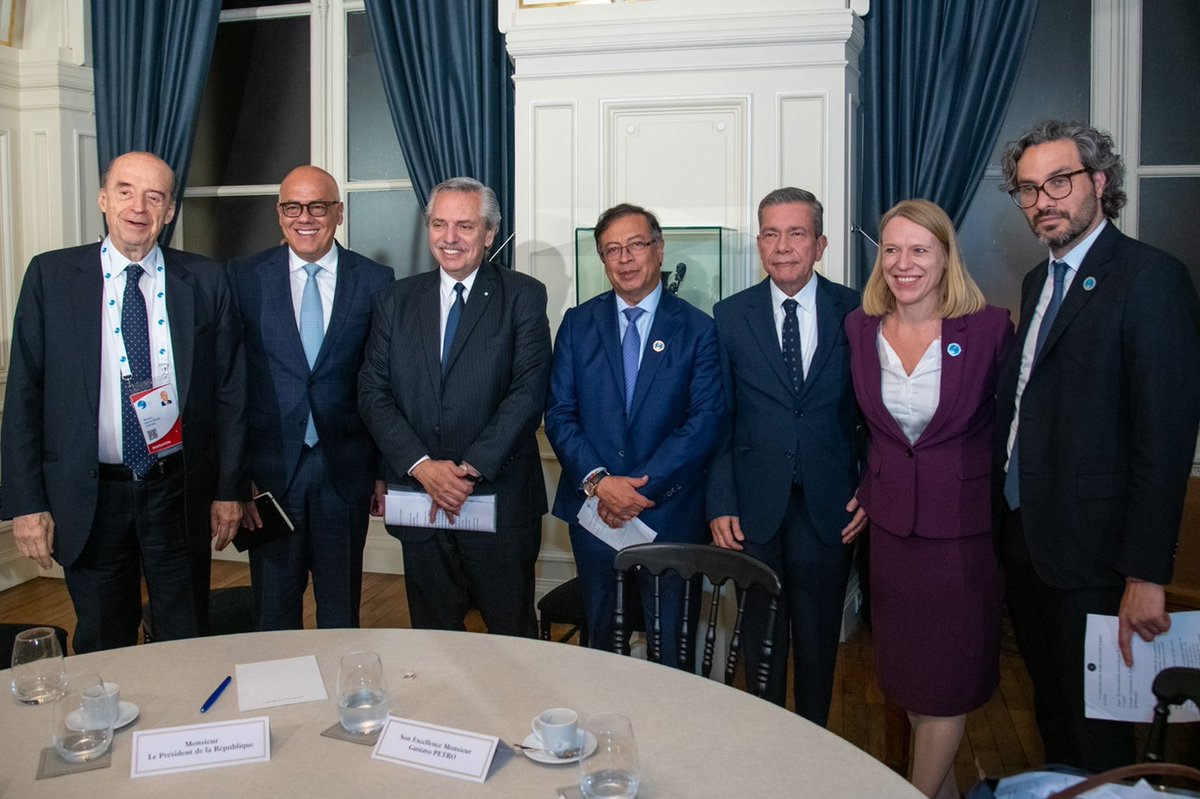 petrogustavo's tweet photo. En la mesa donde el gobierno francés, noruego, argentino, venezolano y la oposición venezolana intervienen para revitalizar la mesa de México y el acuerdo político venezolano

Propuse desbloqueo y aminitía general y un pacto de convivencia para las elecciones y después de ellas. https://t.co/mvwbFzXo3f