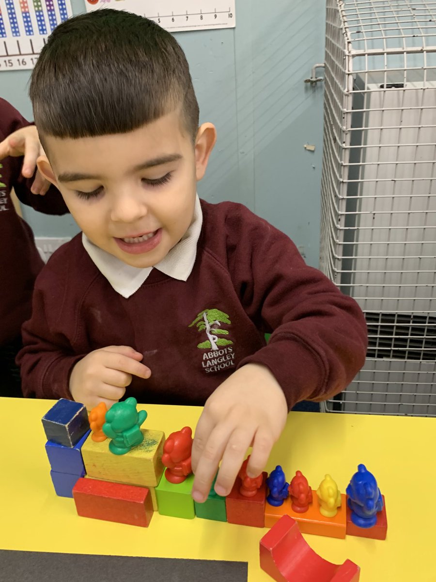 1MrsMarshall's tweet image. Absolutely LOVE this creation! This is a train with lots of bears on. The train goes very fast and the bears get on and off. 

Great work today in our maths area using our resources in a variety of ways. 

#colourrecognition
#shaperecognition
#mathstable
#eyfs
#funday 
#learning