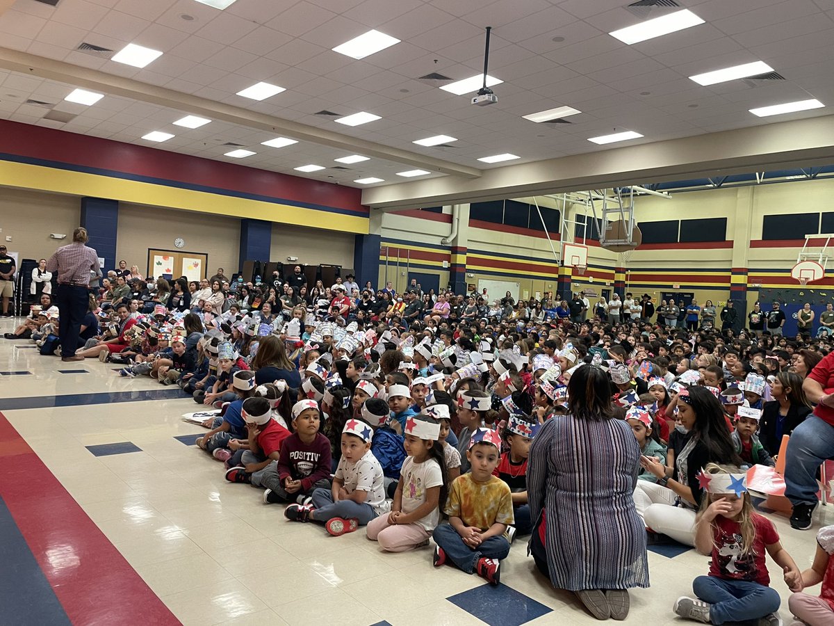 ShelbyP06728073's tweet photo. What a great Veterans Day assembly here at #murninelementary ! Thank you for everyone who helped and came out to watch! Have a wonderful Veterans Day! #WhyNISDteachesSS #NISDSSIgnited @NISDElemSS https://t.co/rNoMxZyy2U
