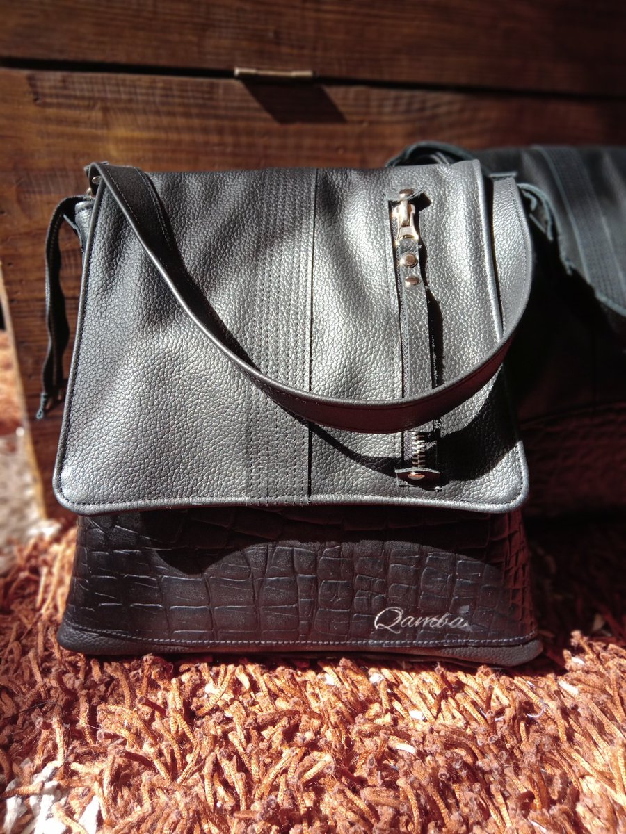 BagsQamba's tweet photo. Mochila, cartera y bandolera
(3 en uno)
.
.
@qamba_carteras_de_cuero 
.
.
.
.
#feriabongut #mochila #carterademano #bandoleras #cuerouruguayo  #cuerovacuno https://t.co/Kft8Em7vsH