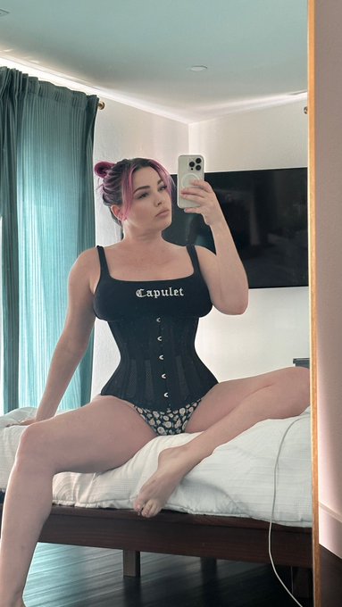 Giraffe woman https://t.co/h0a5x5mfKX<a href="/tag/lolabunnychallenge"class="tags"><span>#lolabunnychallenge</span></a>