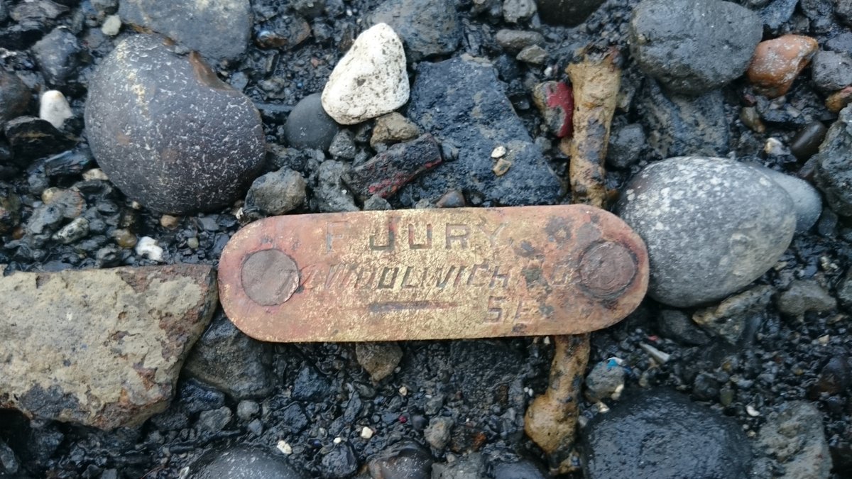TideLineArt's tweet image. This #ArmisticeDay I went to visit the grave of Fred Jury whose brass tag I found whilst #mudlarking on the Thames a few years ago.  Fred fought in WW1 sustaining significant injuries. Unfortunately, his grave was completely obscured by brambles  but.....👇