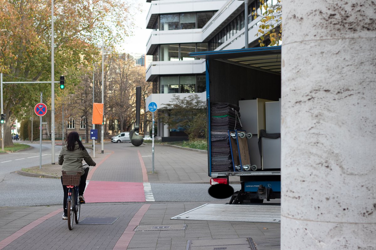 Umzug vom Gehweg, laut Aussage des Unternehmens mit freundlicher Genehmigung der Stadt <a href="/hannover/">Stadt Hannover</a>. Das mobile Parkverbot sei "aus anderen Gründen" aufgestellt worden, galt aber zum Fotozeitpunkt.
2022-11-10
#Hannover #Gehwegparker