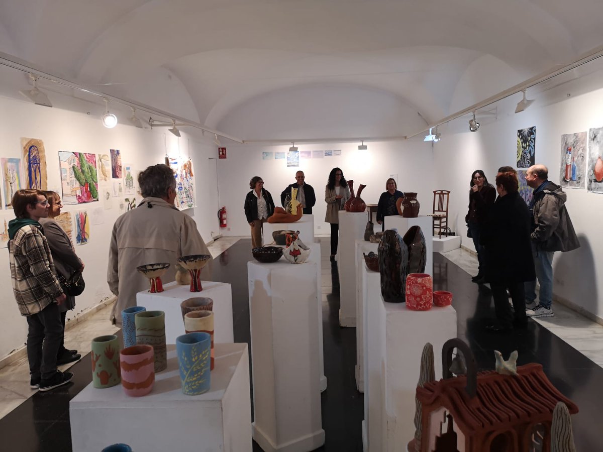 IEV_Valls's tweet photo. 🖼️ Imatges de la inauguració, aquesta tarda, de l'exposició de la Mostra dels treballs del Taller d’Art de Valls, Descobertes, que organitza la @Dipta_cat i l’Escola per l'Art i la Cultura a la Sala Sant Roc,
#InstitutEstudisVallencs #IEV #Art #Valls https://t.co/r24hjAgeOd