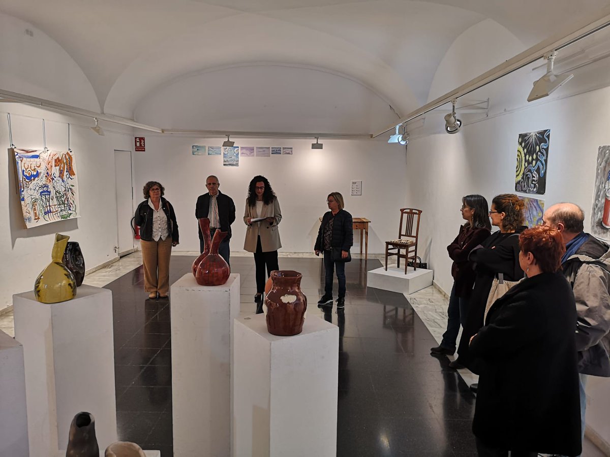 IEV_Valls's tweet photo. 🖼️ Imatges de la inauguració, aquesta tarda, de l'exposició de la Mostra dels treballs del Taller d’Art de Valls, Descobertes, que organitza la @Dipta_cat i l’Escola per l'Art i la Cultura a la Sala Sant Roc,
#InstitutEstudisVallencs #IEV #Art #Valls https://t.co/r24hjAgeOd