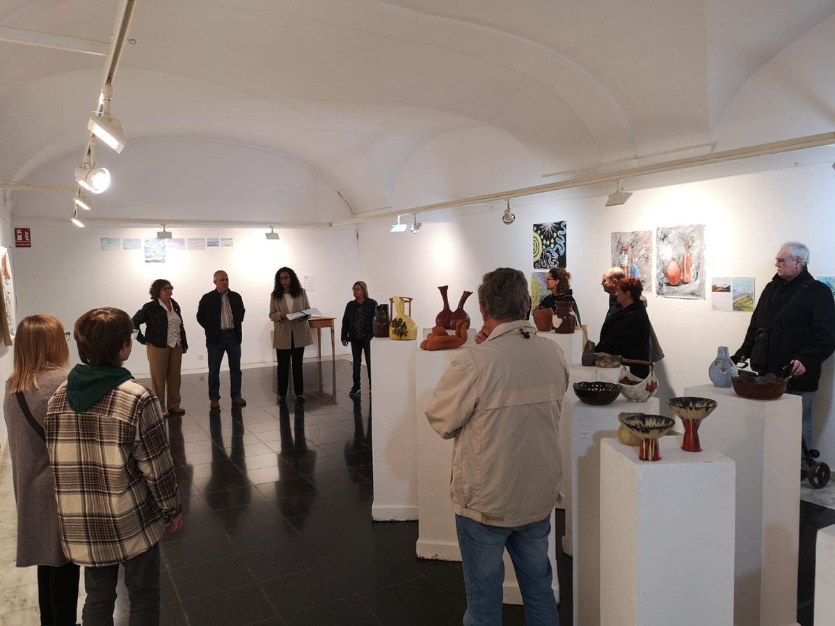 IEV_Valls's tweet photo. 🖼️ Imatges de la inauguració, aquesta tarda, de l'exposició de la Mostra dels treballs del Taller d’Art de Valls, Descobertes, que organitza la @Dipta_cat i l’Escola per l'Art i la Cultura a la Sala Sant Roc,
#InstitutEstudisVallencs #IEV #Art #Valls https://t.co/r24hjAgeOd