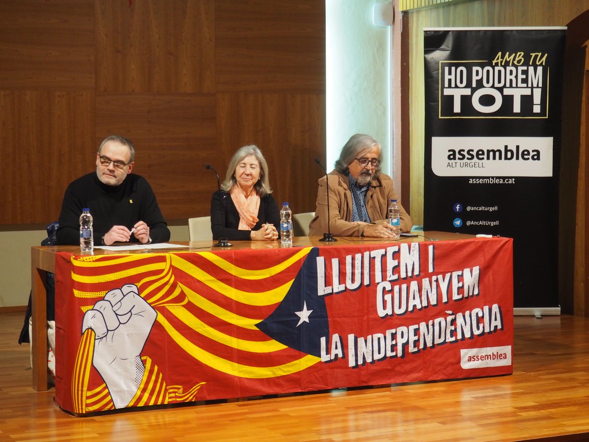 RadioSeu's tweet photo. #EnImatges Ponència a la Sala de la Immaculada de #laSeu de la presidenta de l'@assemblea, @DolorsFeliu, i l'editor digital @joanpuig sobre l'estratègia 'Horitzó 2023-2025: Independència'. Informació prèvia: https://t.co/JCungCFWpf @ANCAltUrgell https://t.co/BLefMzVXOr
