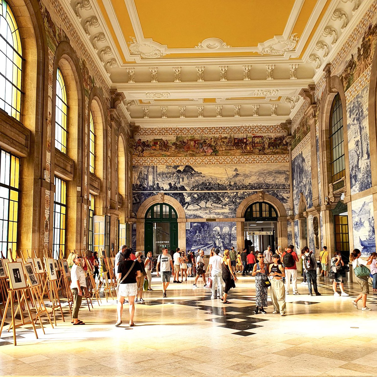 RolandoAndow's tweet photo. Oporto cuenta con una de las estaciones de trenes más hermosas de Europa, ya que, alberga más de 20 mil azulejos. Si te das el tiempo para verlos, conocerás más sobre la historia de Portugal. El artista fue Jorge Colaço. 

#VisitPorto @visitporto @visitportugal #RolandoAndow https://t.co/yPnqvw0pog