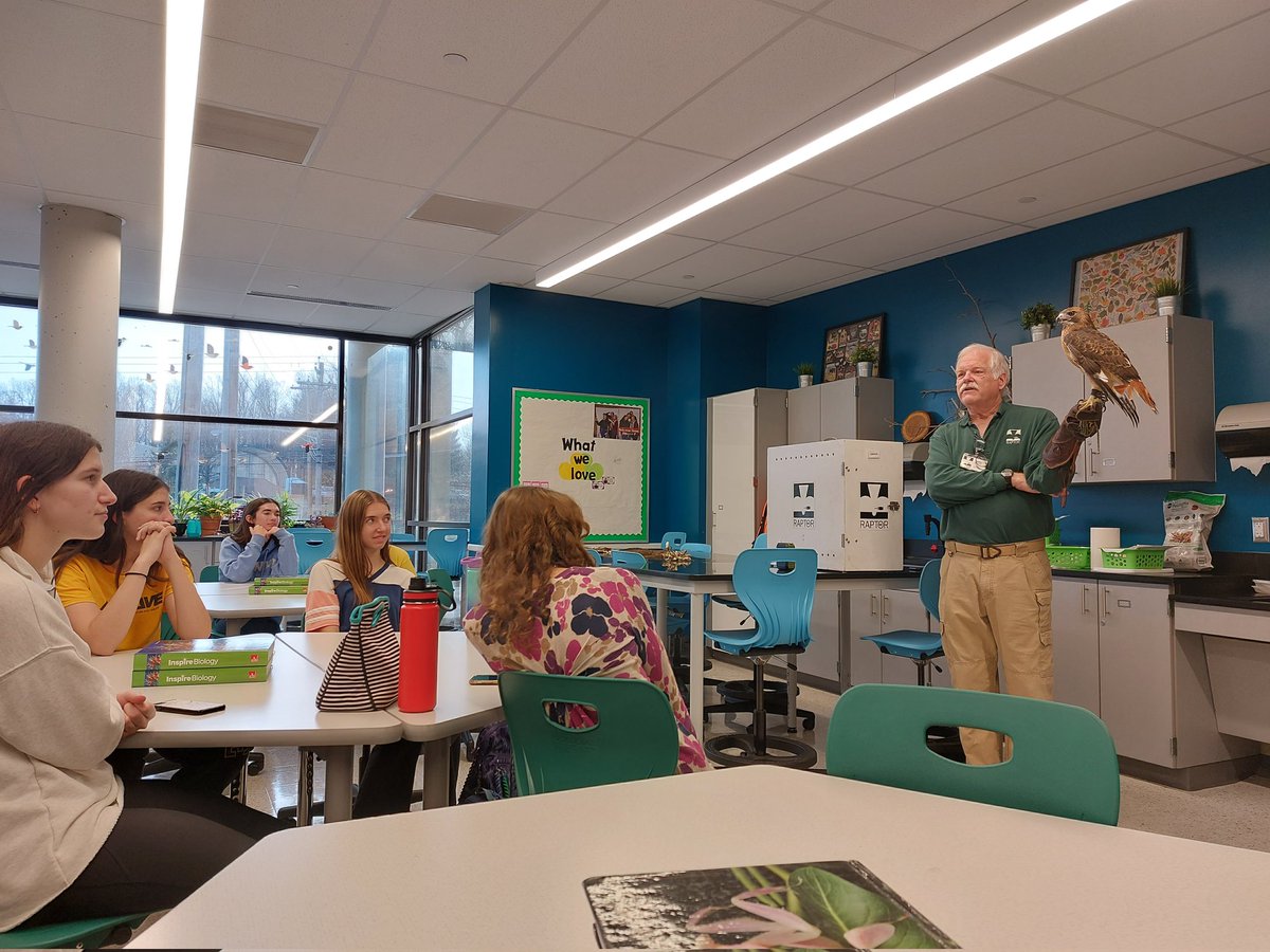 AvesBioClub's tweet photo. We had a great time yesterday learning about raptors from @RAPTORIncOhio! It was very cool to see all the birds! Thank you to everyone who came and to Raptor Inc. for teaching us about them! https://t.co/2e9vZqViXE