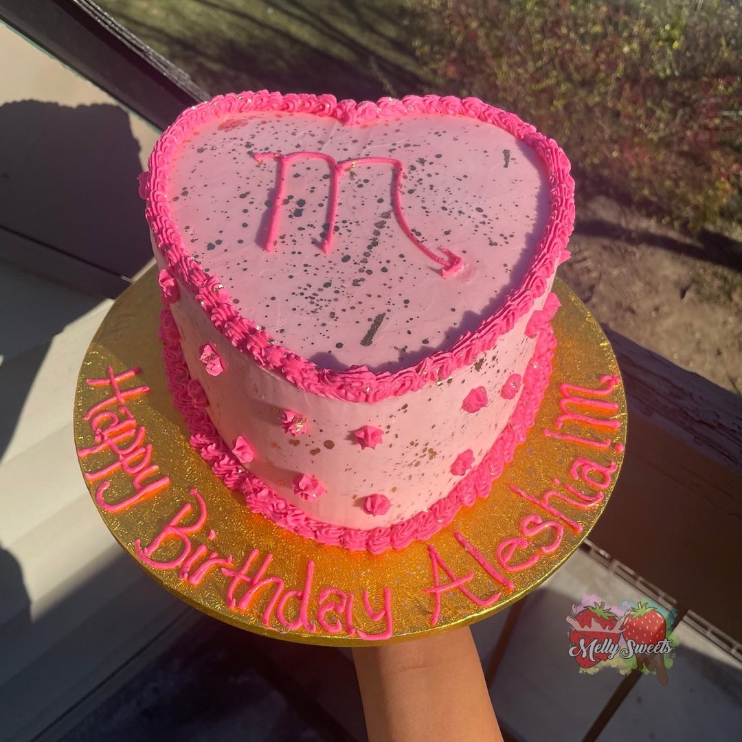 melly4sweets's tweet photo. Scorpio ♏️

#MellySweets #birthdaygirl  #birthdaycake #vanillacake #scorpioseason #scorpiocake #heartcake #blackownedbusiness #daytonohbakers #smallbusinessowner https://t.co/eGhdVnF3Jd