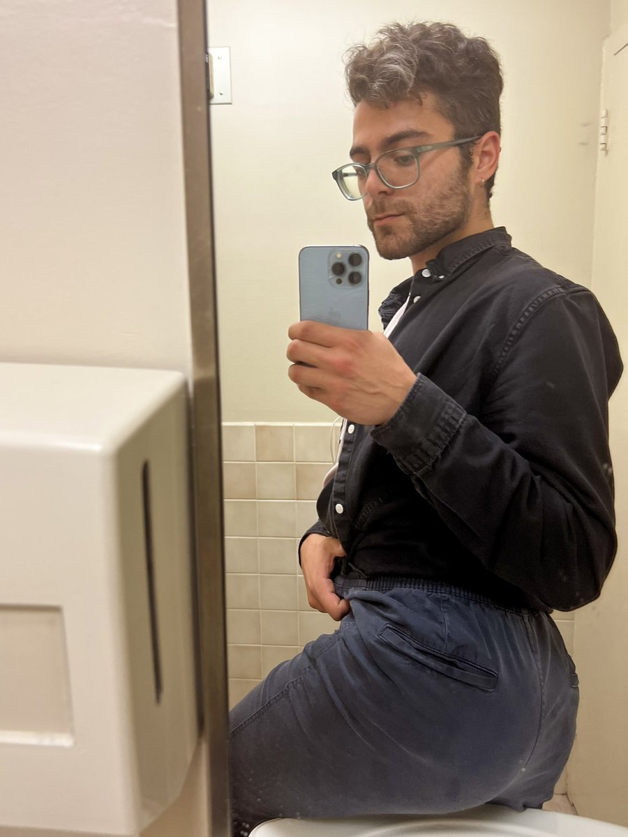 apeachtocream's tweet photo. always wanted to take a sink pic that accentuates my ass.🚰🤳🏽🍑

#gay #selfie #butt https://t.co/2pahcBlOoa