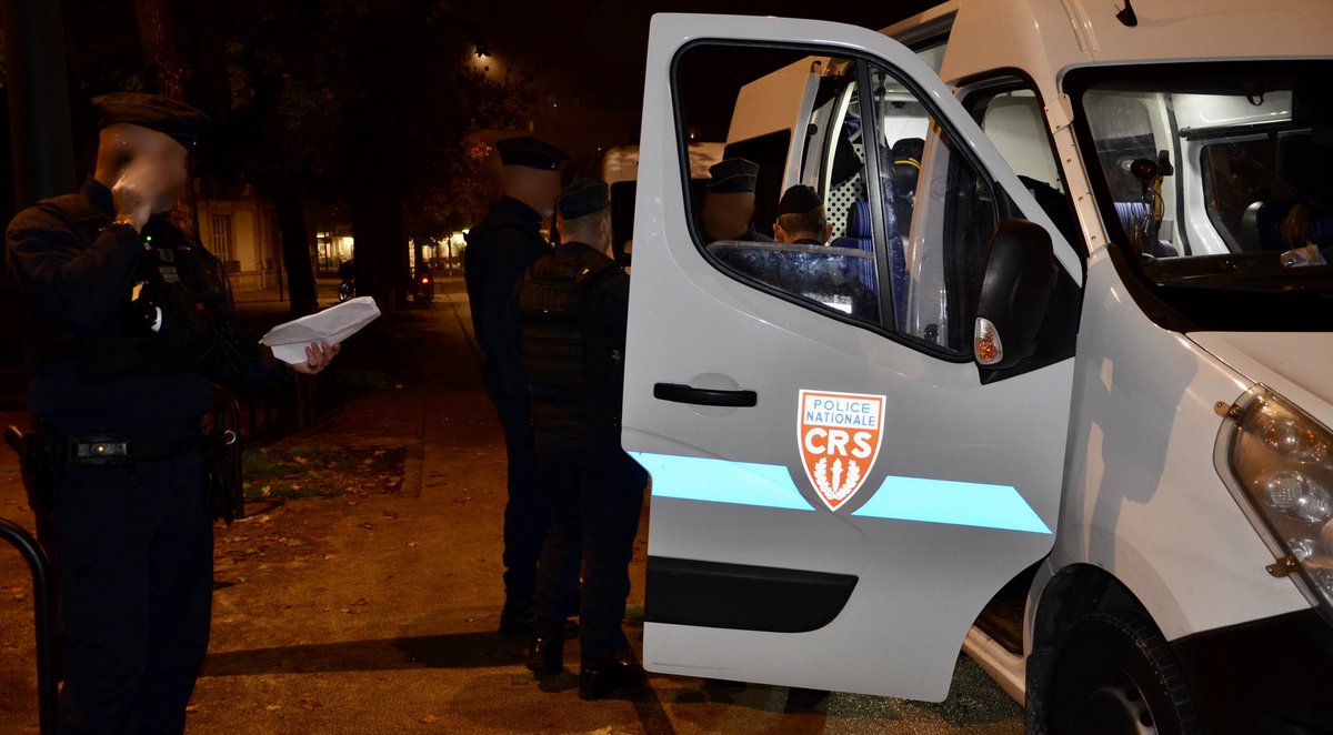 Prefet21_BFC's tweet photo. La #CRS22 de Périgueux vient épauler @PoliceNat_21 et la @PoliceMun dont les actions sur la place de la République sont permanentes. Grâce aux réquisitions du @ProcureurDijon, la #Police nationale a arrêté 1️⃣2️⃣ personnes pour le seul mois d’octobre 2022 sur cette place. https://t.co/jsxvGSFOXb
