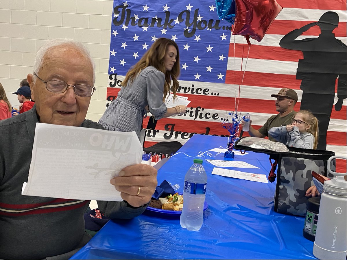 A fantastic Veterans Day lunch celebration! @Boro_FivePoints students/staff hosted Veterans of our military families from all grade levels today w plenty of decorations, letters, cards, and even a poem reading! More - facebook.com/SpringboroScho… @SpringboroSuper @Boro_Treasurer