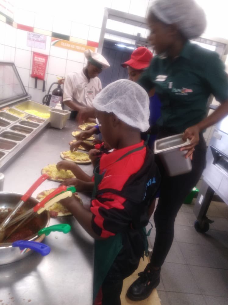 fofomusic08's tweet photo. He says, “Mum, do you know,I know how to make Pizza?” My boy😎! Thanks @InnscorAfrica @PizzaInnZim @ChickenInnZW @SimbisaBrands . Keep inspiring. Who knows? We might turn out to be right with these ones. #GoAndre! Proud dad right here😊. @tinytotsandkids https://t.co/HoqplAaHAs