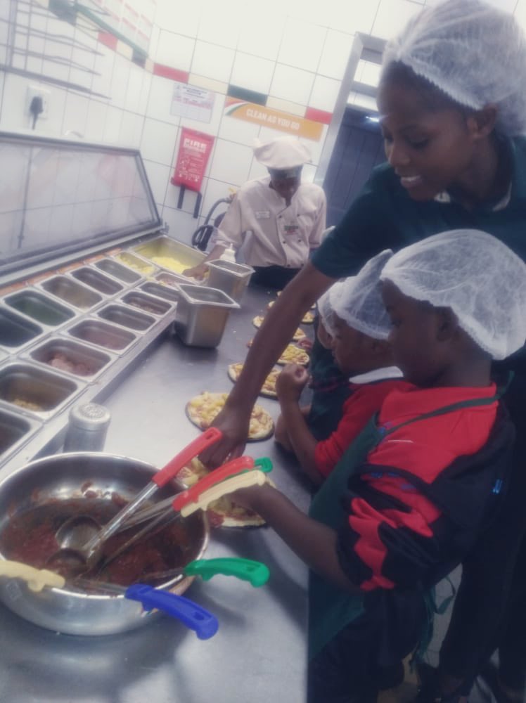 fofomusic08's tweet photo. He says, “Mum, do you know,I know how to make Pizza?” My boy😎! Thanks @InnscorAfrica @PizzaInnZim @ChickenInnZW @SimbisaBrands . Keep inspiring. Who knows? We might turn out to be right with these ones. #GoAndre! Proud dad right here😊. @tinytotsandkids https://t.co/HoqplAaHAs
