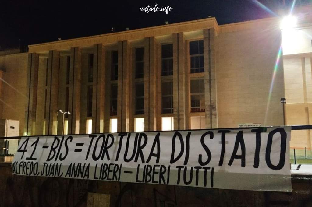 ANTUDOinfo's tweet photo. #41BIS = #TORTURA DI #STATO. ALFREDO, JUAN, ANNA LIBERI - #LIBERITUTTI
Stamattina #striscione è comparso davanti al #Palazzo di #giustizia di #Palermo.
#Antudo contro il regime di #carcere duro in #solidarietà agli #anarchici adesso in #sciopero della #fame
#Sicily https://t.co/WRPX28ZuwC