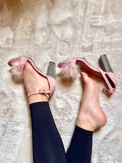 Do you like my new heels? 🌸💋  #feet #footfetısh https://t.co/Nb2vanByZL<a href="/tag/feet"class="tags">#feet</a><a href="/tag/footfet%C4%B1sh"class="tags">#footfetısh</a>