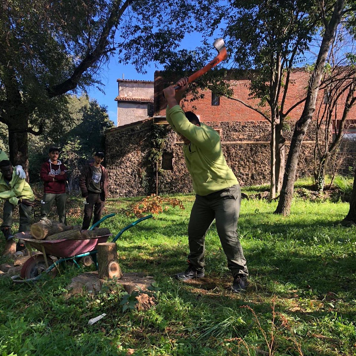EpiaOlot's tweet image. Els alumnes de PFI d'Auxiliar d'Activitats Forestals comencem les pràctiques amb eines, de poda i desbrancament. #APRENEMFENT #PFIOLOT #FPOLOT