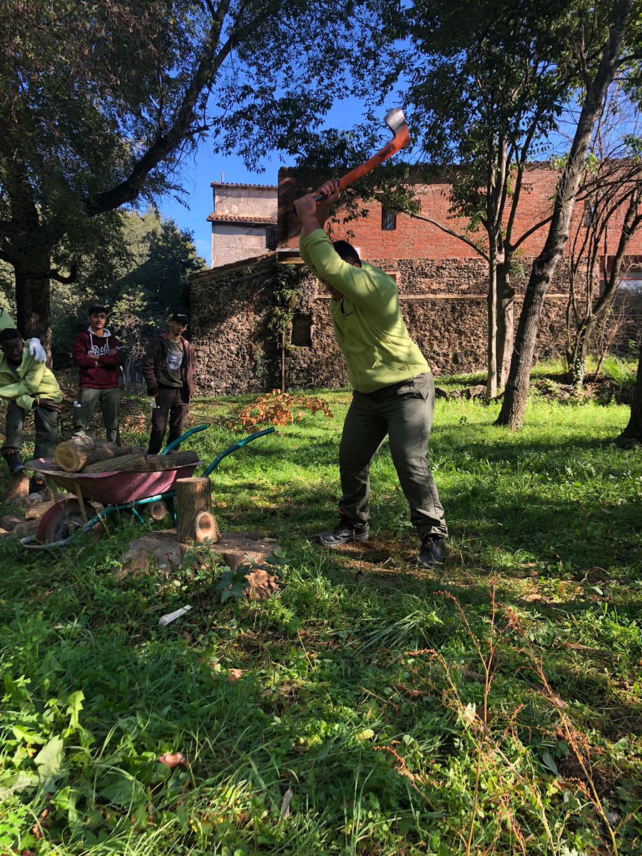 EpiaOlot's tweet image. Els alumnes de PFI d'Auxiliar d'Activitats Forestals comencem les pràctiques amb eines, de poda i desbrancament. #APRENEMFENT #PFIOLOT #FPOLOT