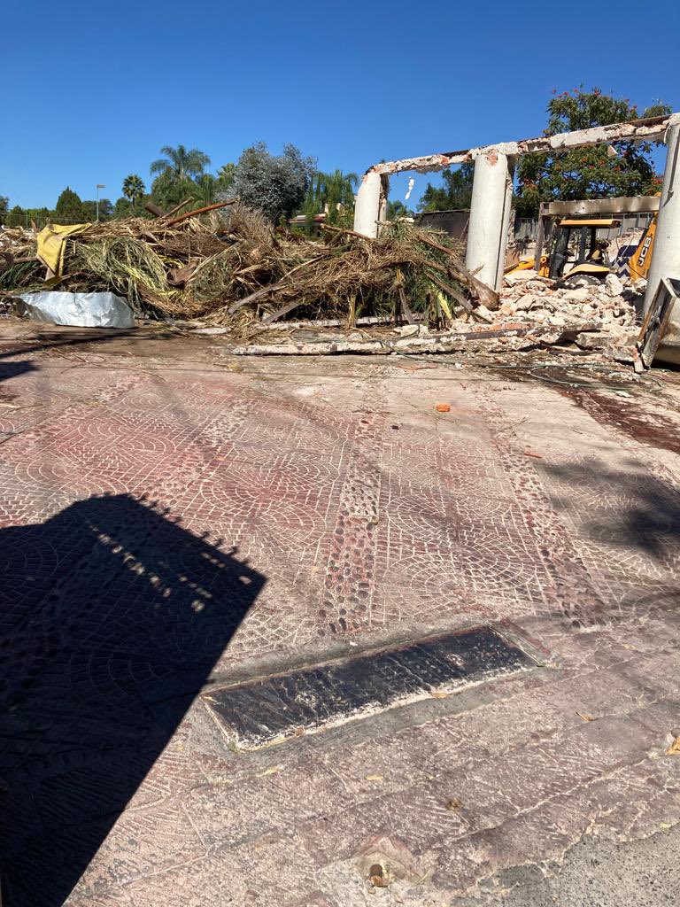 oscarcaballero's tweet photo. @op_zapopan @JuanJoseFrangie @op_zapopan @ZapopanGob @ZapopanDen @MovilidadZap @Linea_Zapopan @ServiciosZap  una vez mas actos de corrupcion en Zapopan. Demolicion de edificio lopez mateos sur 6160 antes mariscos el carnal sin anuencia de @LasColonos  las fuentes zapopan https://t.co/keW5SgY1pp